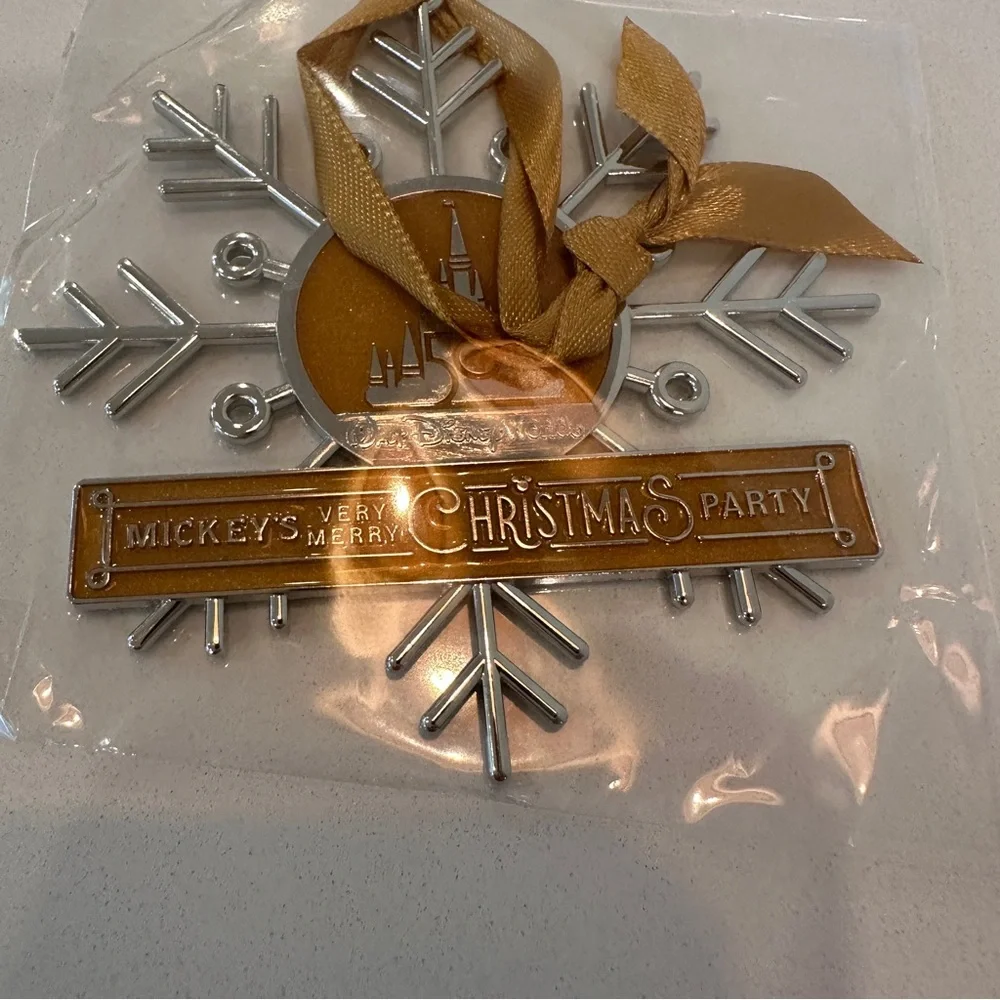 2022 Disney Mickey’s Very Merry Christmas Party Print & Ornament - NEW IN WRAP!! - Picture 3 of 8